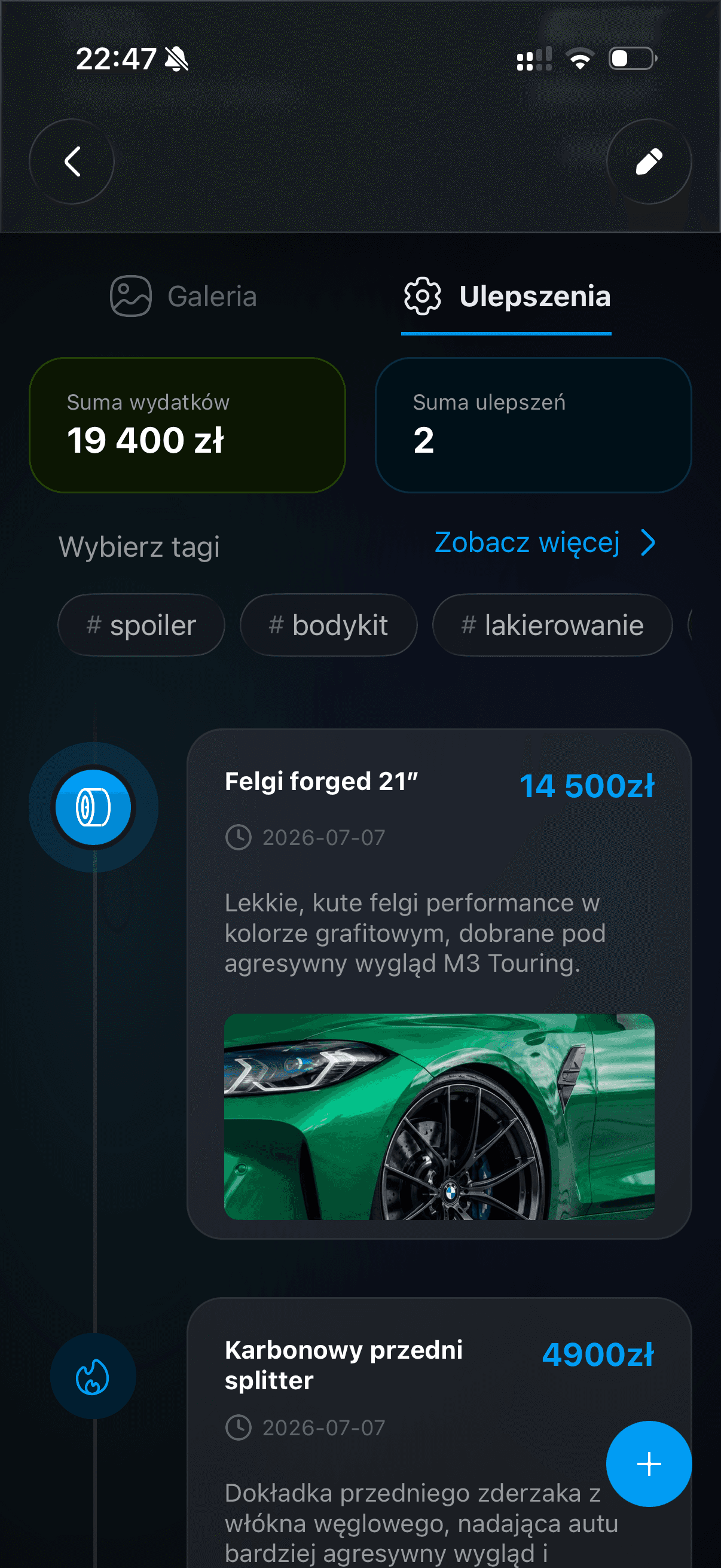 Ekran garażu w aplikacji Revly z parametrami auta